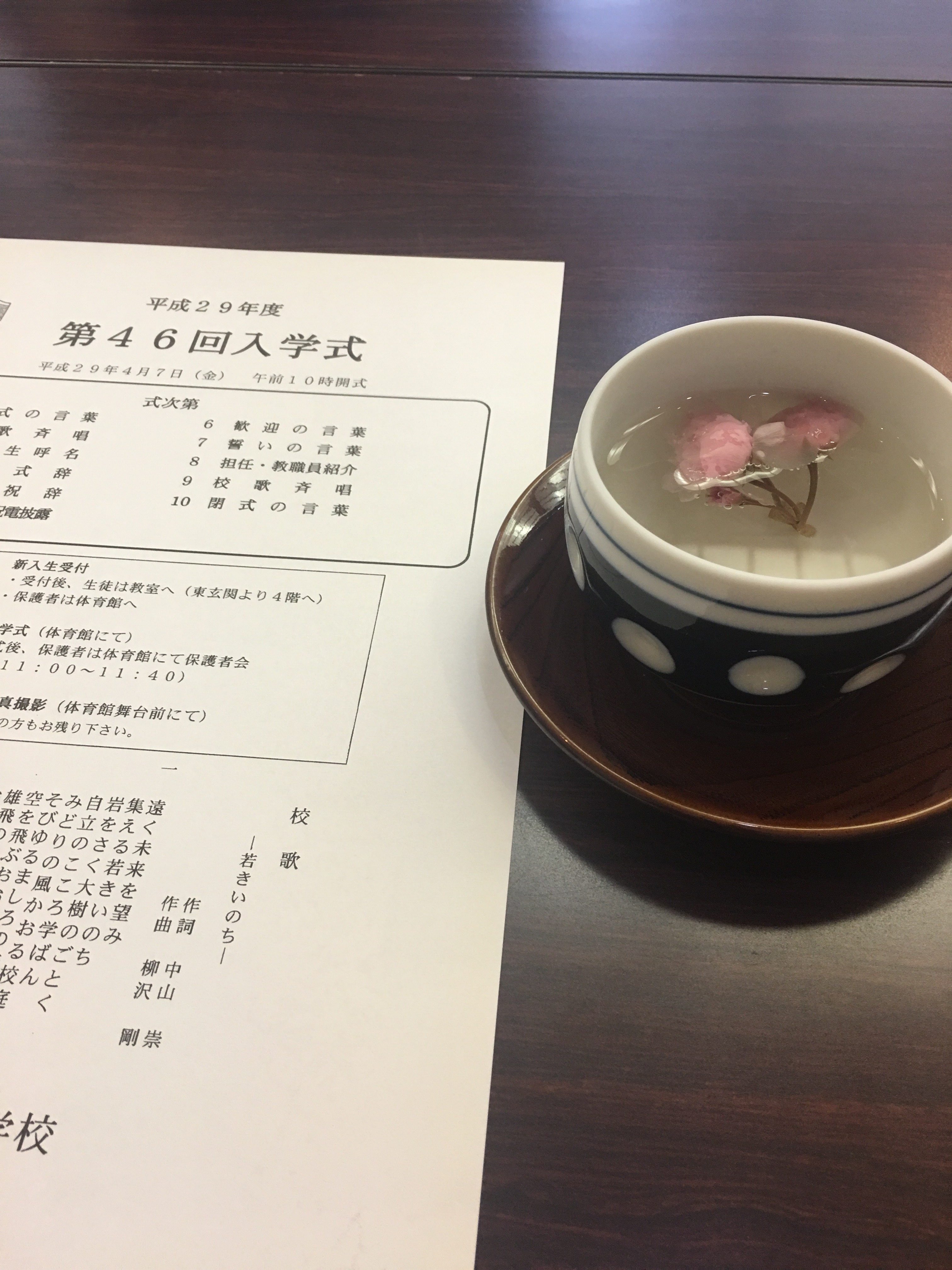 満開の桜と小中学校の入学式